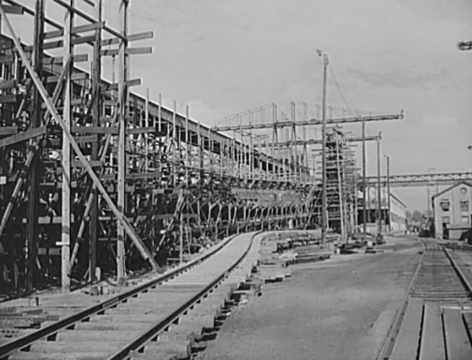 This railroad spur is used for hauling materials onto the ways, where naval vessels are under construction. Huge overhead cranes are used to put heavy parts in place, 1941