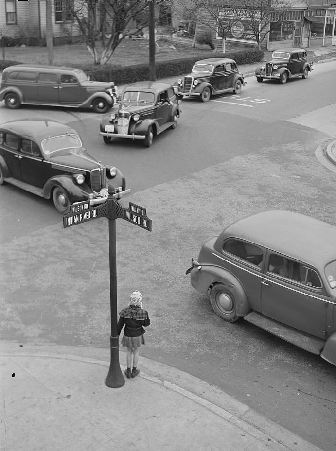 Four o'clock traffic. Norfolk, Virginia, 1941