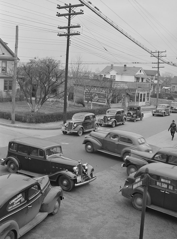 Four o'clock traffic, Norfolk, Virginia, 1941