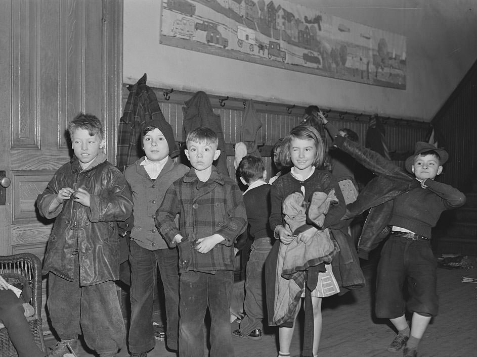 Schoolchildren getting ready to go home. Norfolk, Virginia, 1941