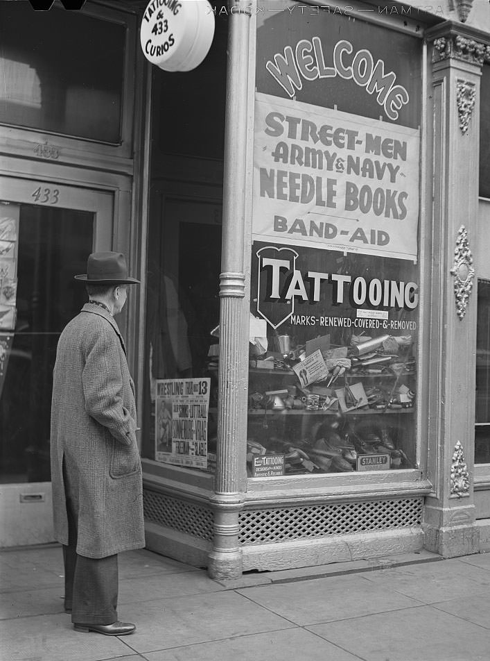 Tatooing shop on West Main Street. Norfolk, Virginia, 1941