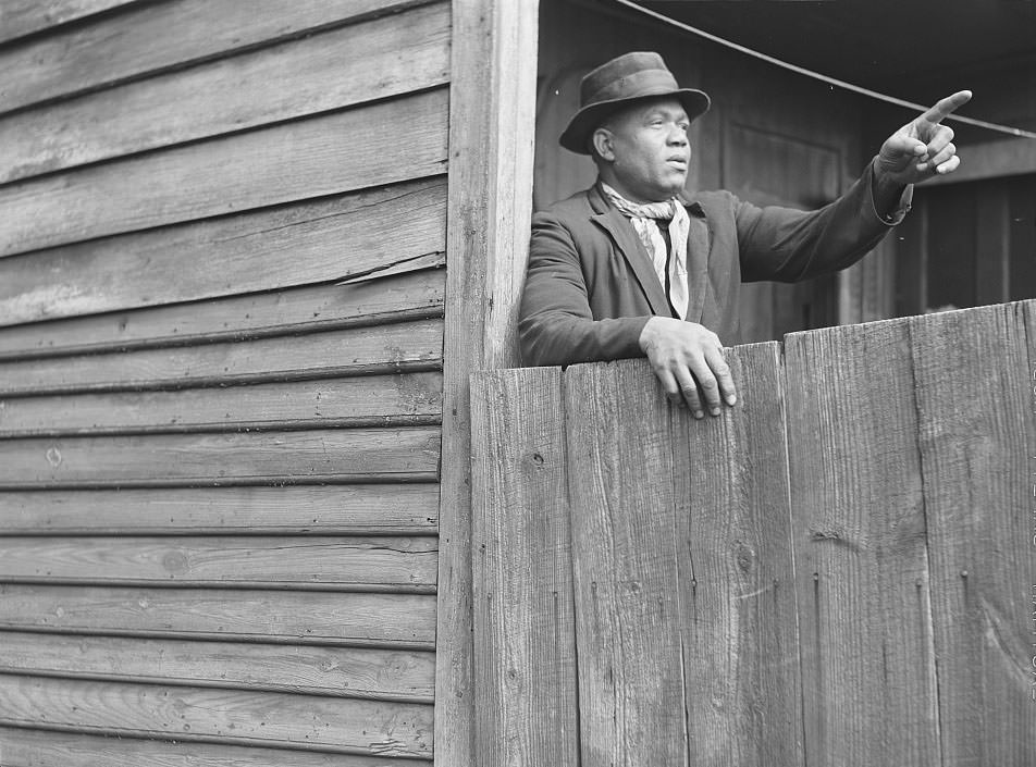 Defense worker living in slum district. Norfolk, Virginia, 1941