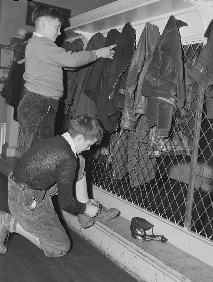 Cloak room, public school. Norfolk, Virginia, 1941