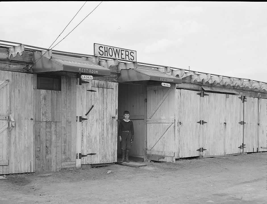 Facilities at trailer camp for construction workers. Ocean View, outskirts of Norfolk, Virginia, 1941