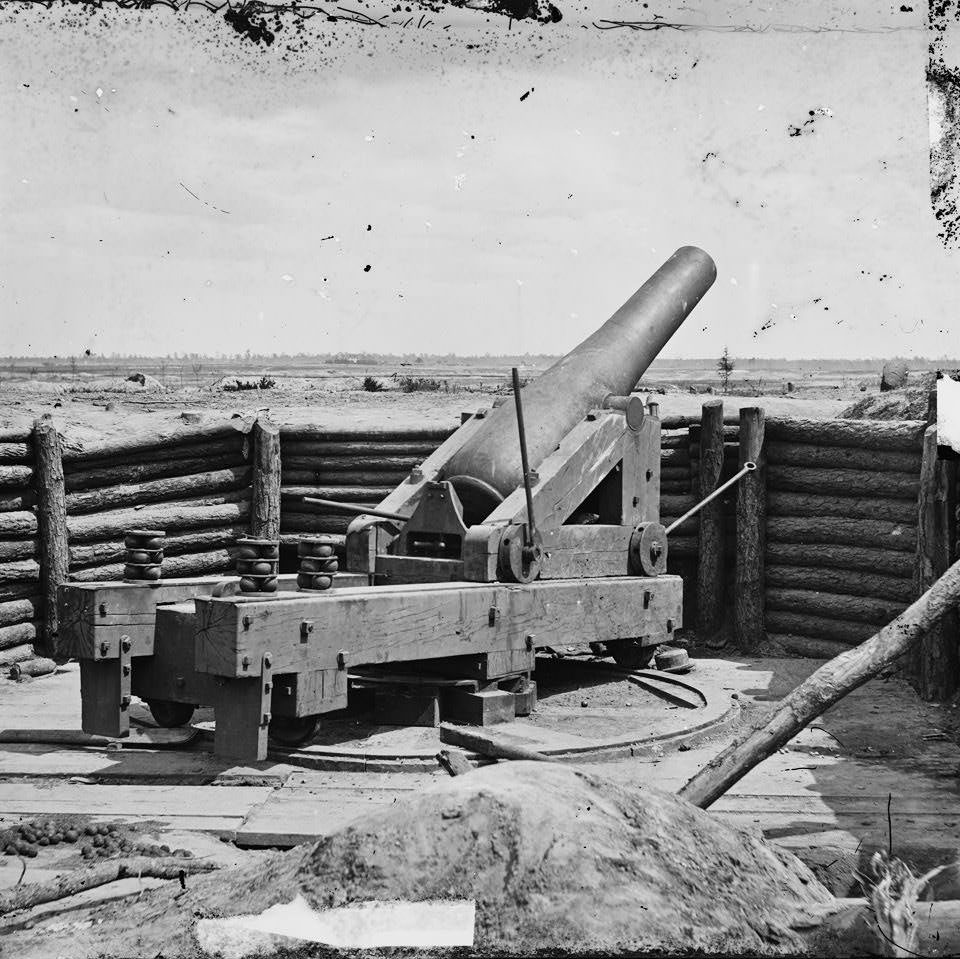Heavy gun mounted on inner line of Confederate fortifications, Petersburg, 1865
