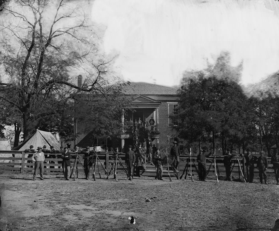 Federal soldiers at the courthouse, 1865 .