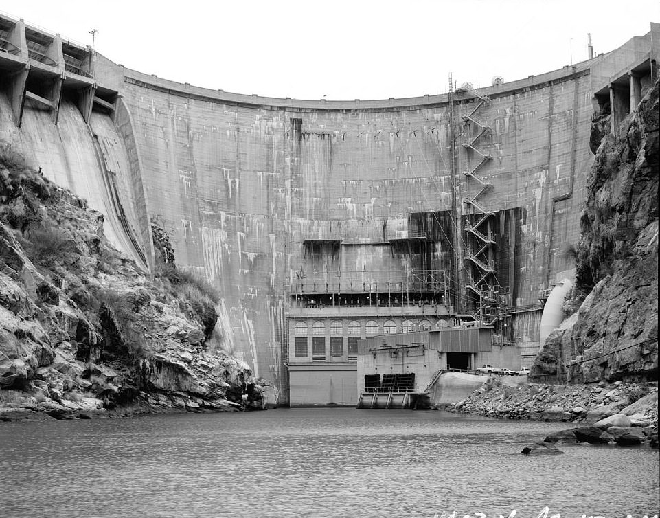 Downstream of Mormon Flat Dam (top) and Horse Mesa Dam, which were completed on the Salt River in 1925 and 1927 respectively. Stewart Mountain Dam would be finished in 1930.