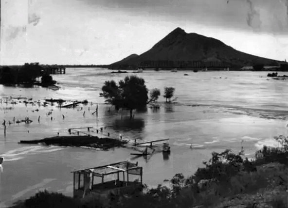 The other great threat was flooding. There were great floods in 1890 and 1891, and again, shown here, in 1905.