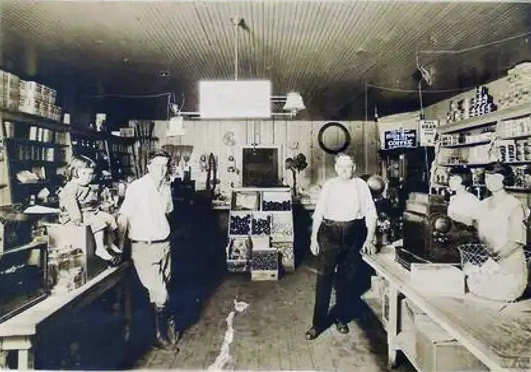 This 1924 photo shows a grocery store on Chicago Avenue (now 44th Street) and Thomas Road.