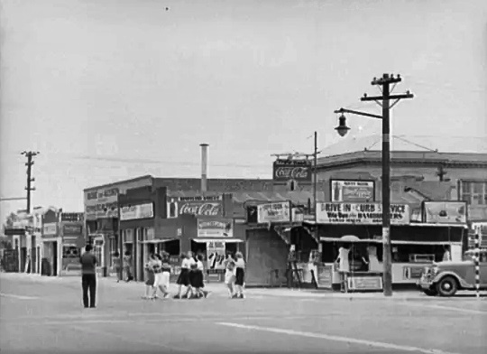 People cross the street in Phoenix in May 1940.