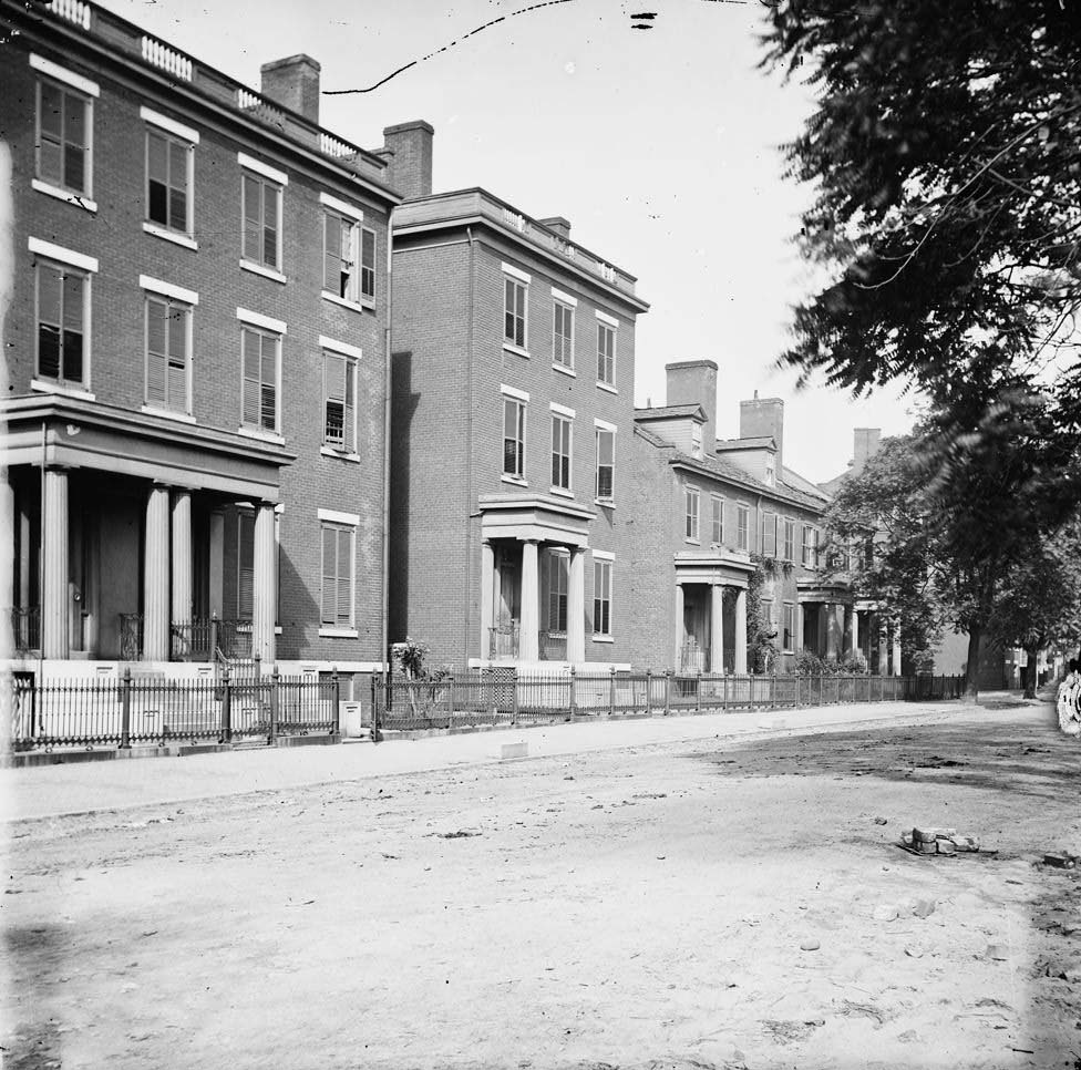 Va. Franklin Street, including the residence of Gen. Robert E. Lee (second from left), 1865.