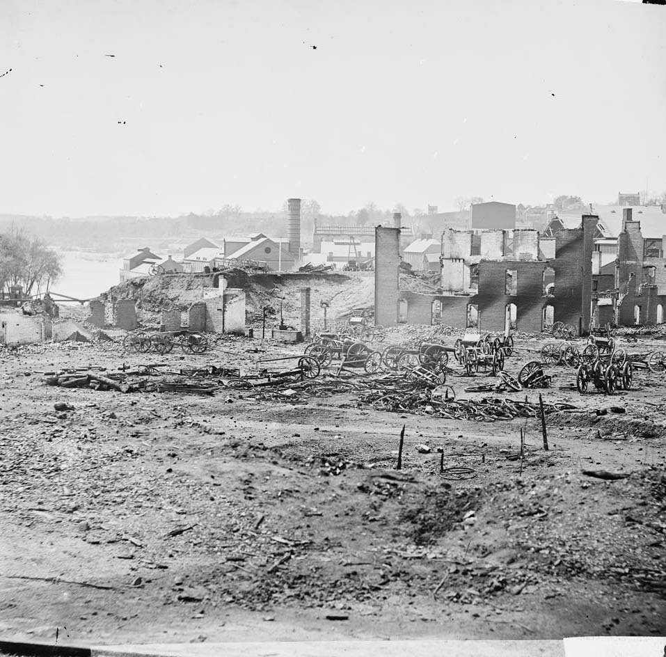 Guns and ruined buildings near the Tredegar Iron Works, 1864