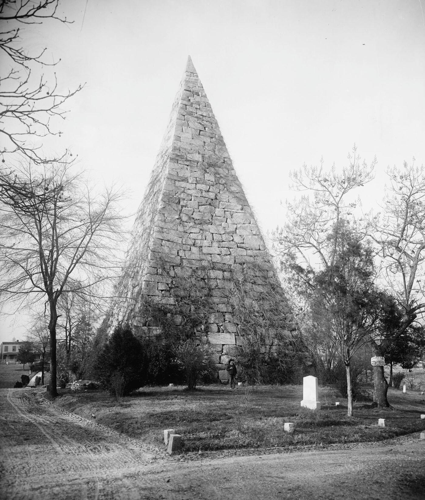 View of the Monument to Confederate War Dead located in Hollywood Cemetery in Richmond, Virginia, 1902.