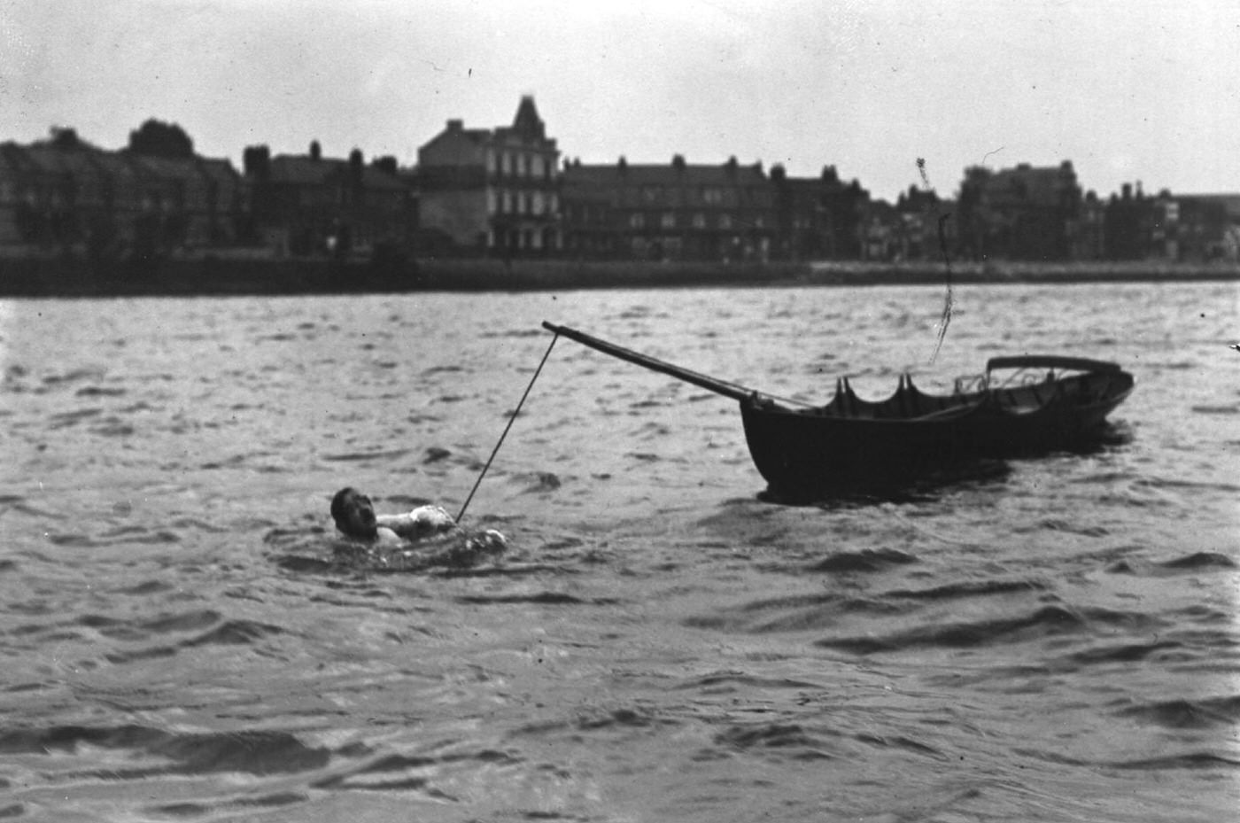 Jules Gautier, manacled in the Thames, tows a boat from Mortlake to Putney, 1909