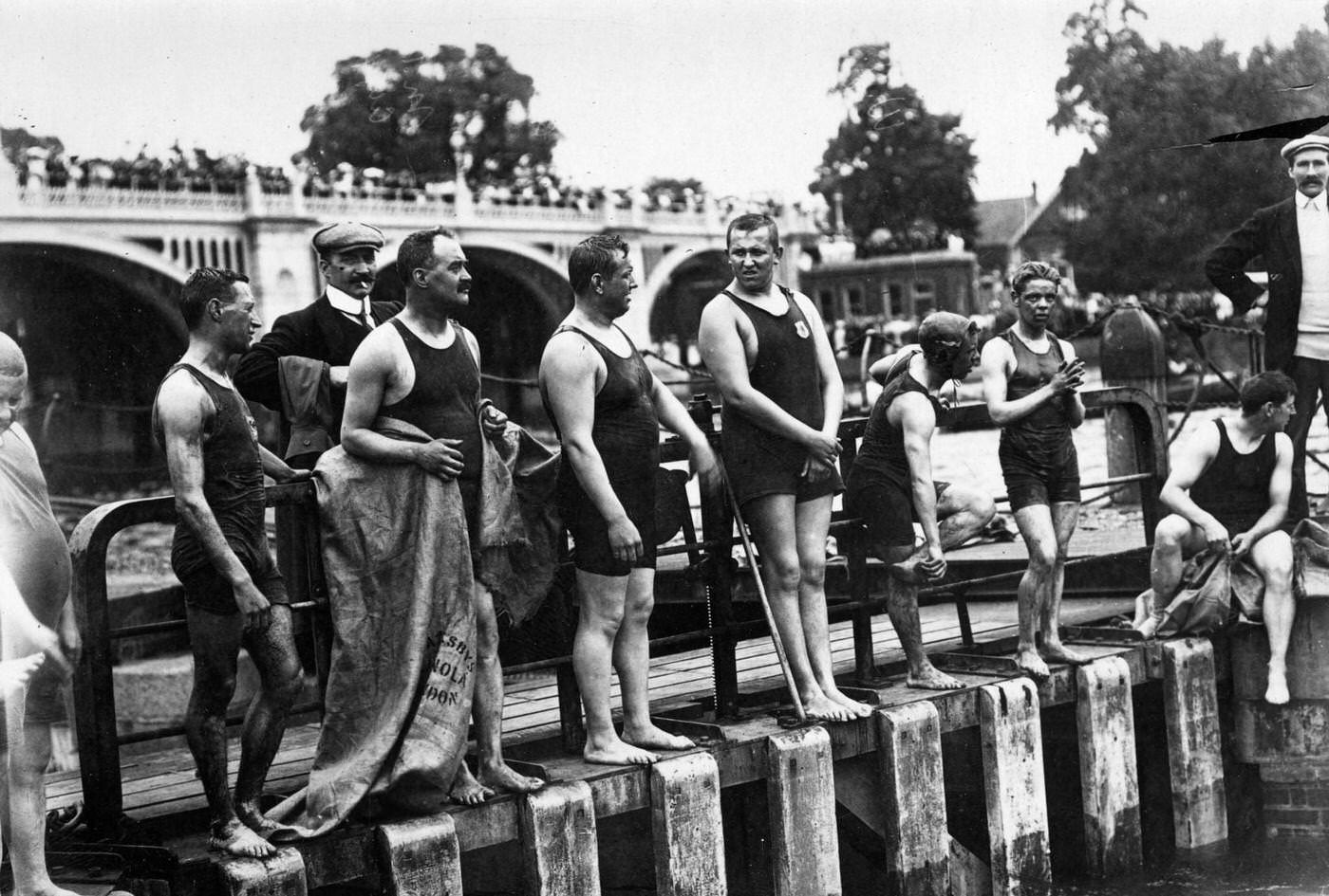 Competitors line up for the start of the Richmond to Blackfriars swimming race, 1907