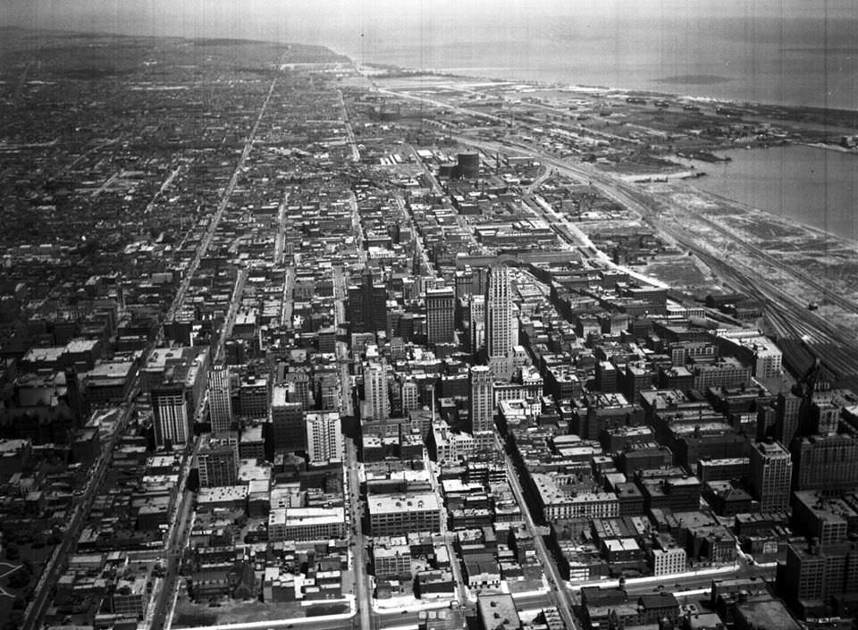 Toronto, aerial view looking east, 1932