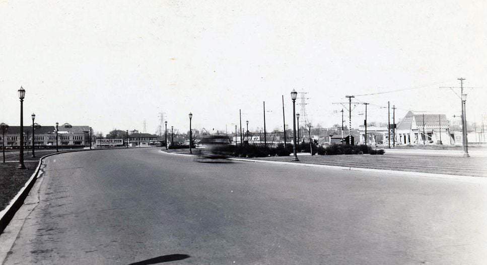 Lake Shore Road, at the Palace Pier. View is looking west, 1930