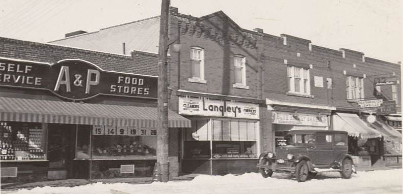 982 Kingston Road. A & P is now Gabby's, 1939