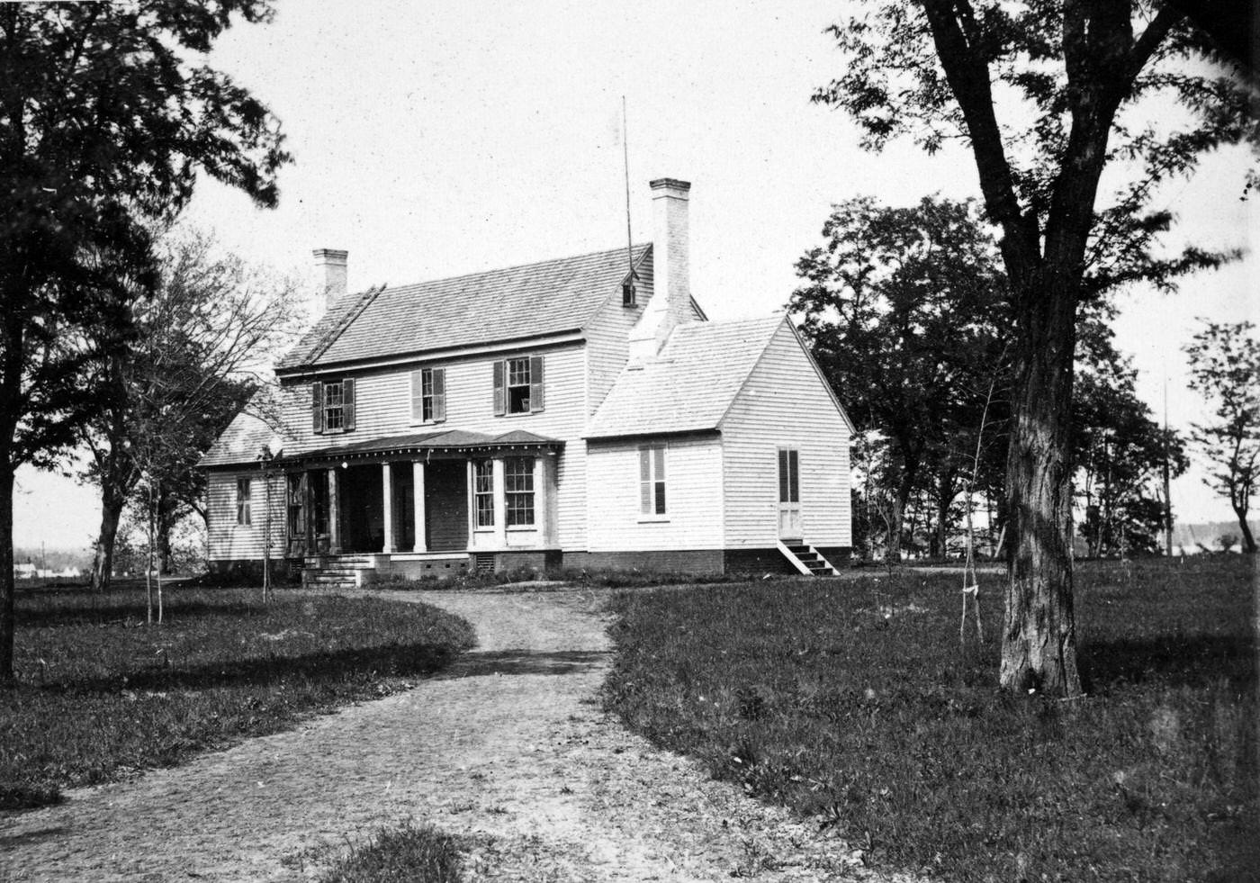 The White House, former residence of Mrs. Martha Dandridge Custis Washington, now the residence of Col. Lee, 1862.