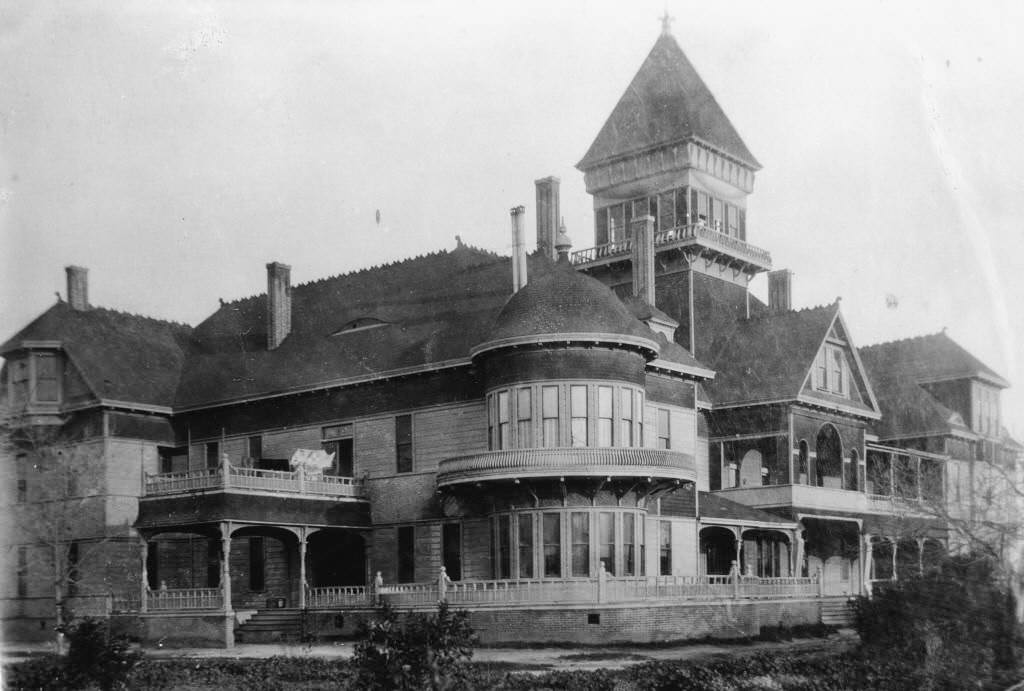 Del Campo Hotel, located at the northeast corner of Broadway and South Olive Street, built in 1888
