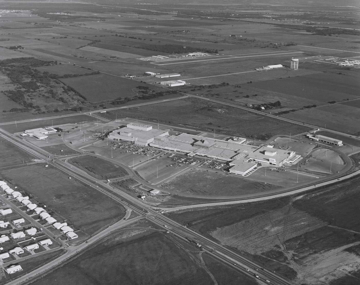 Forum 303 Mall in Arlington, 4, 1974