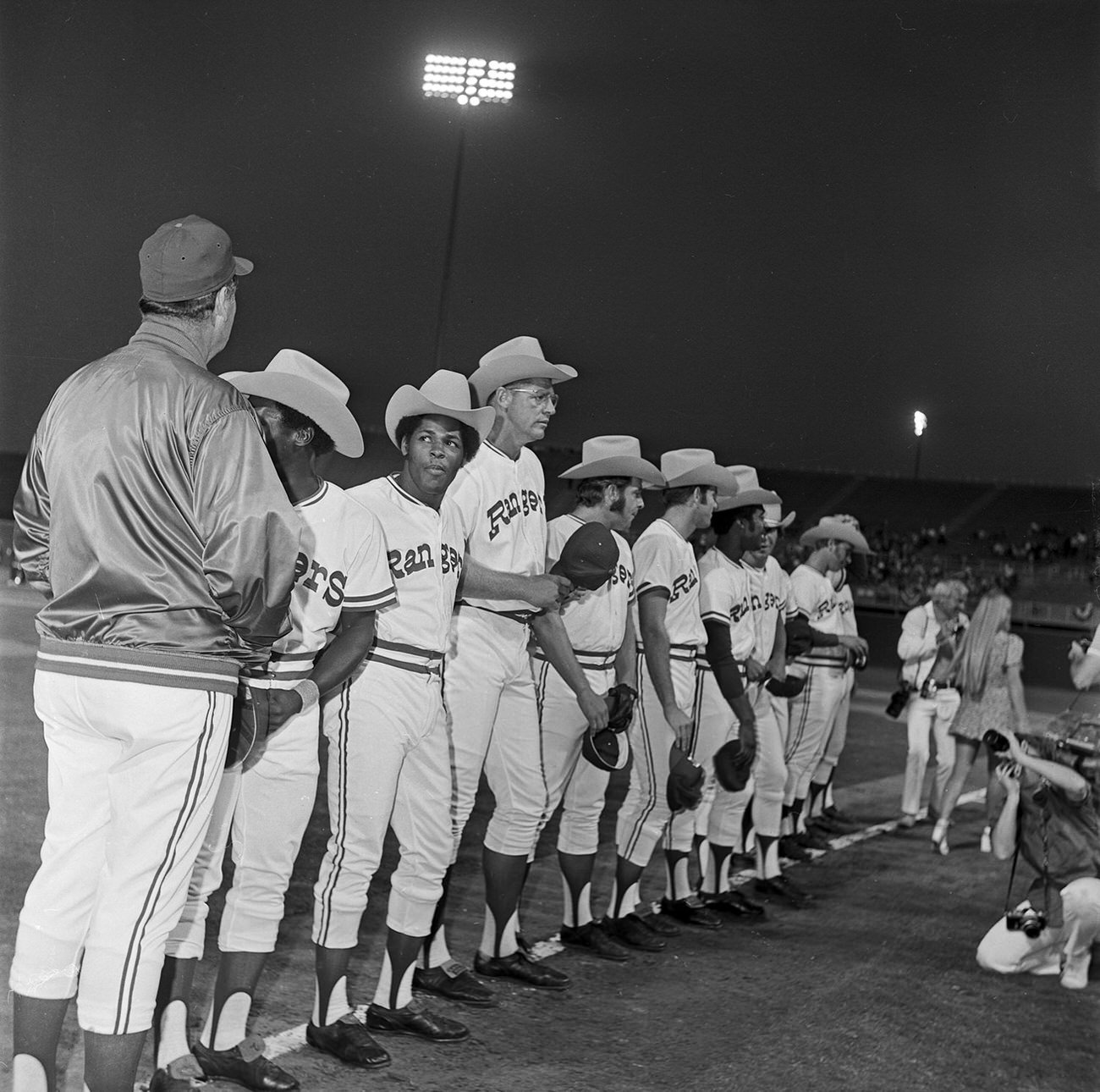 Ted Williams with Texas Rangers team members, 1972