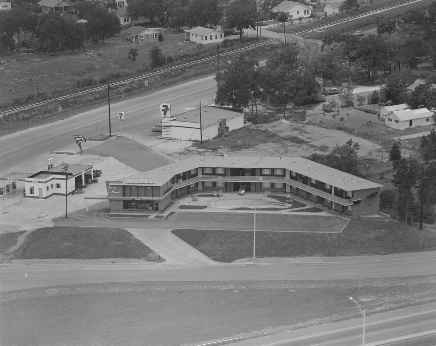 An aerial view of the West Winds Motel, 1956