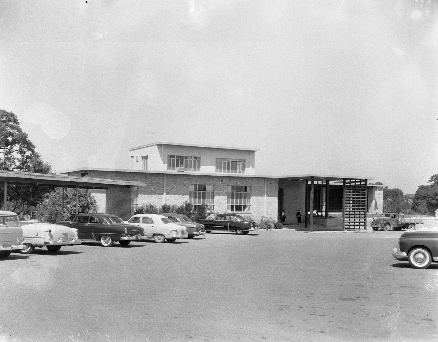 Entrance and parking lot of the Country Club of Austin, located on East Riverside Drive on the east end of Felix Avenue, 1953