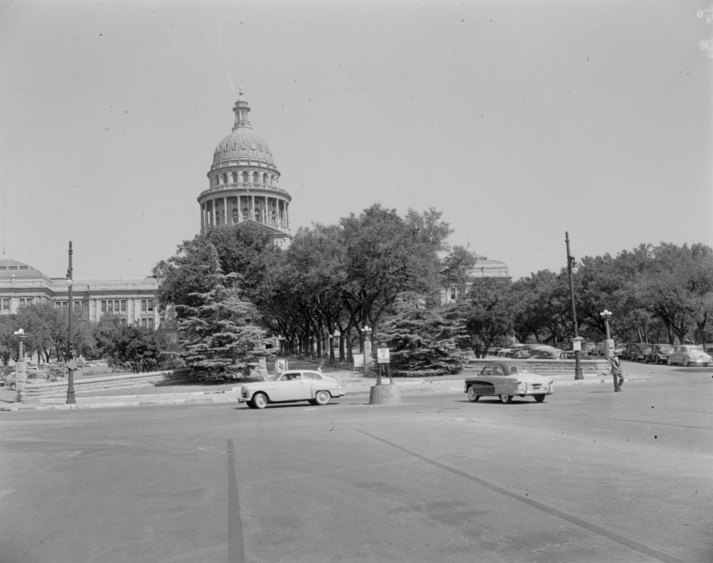 The front of the Capitol building in Austin, 1954