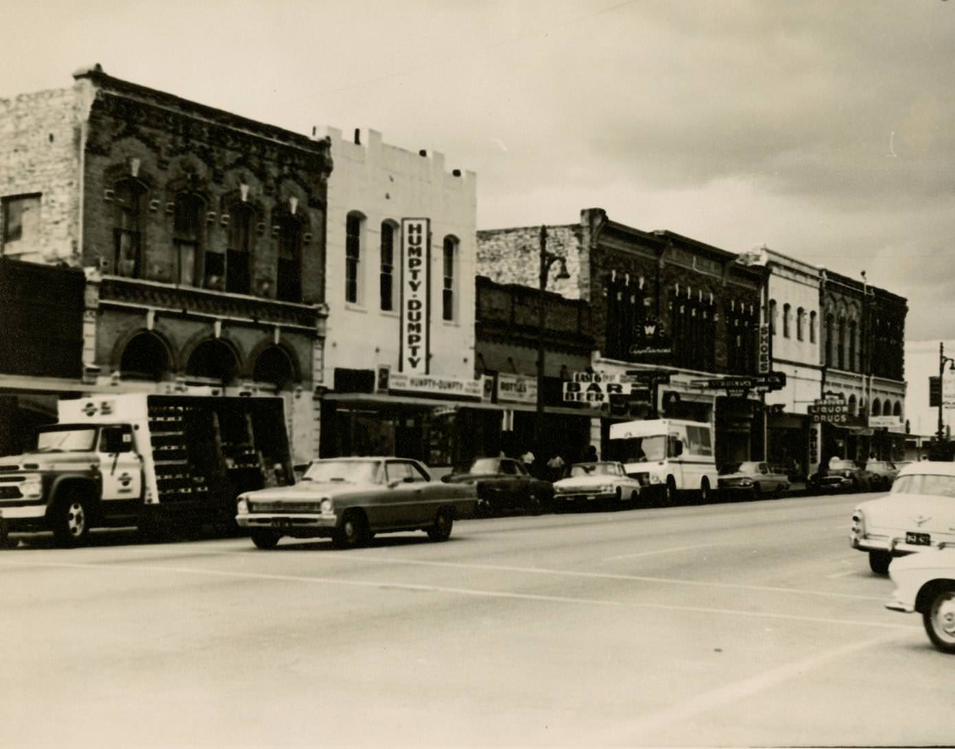 East 6th Street at Neches, 1968. Humpty Dumpty Grocery at 419 East 6th is shown in the photo