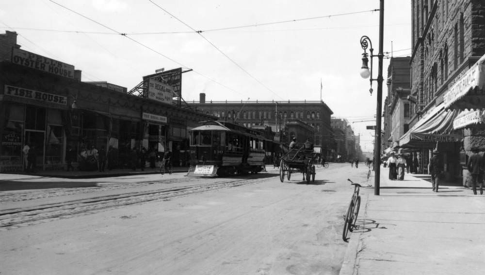 Denver Tramway car 190 heads southbound on 16th (Sixteenth) Street, between Welton Street and Glenarm Place, Denver, 1905