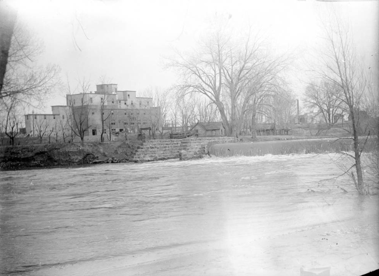 Buildings commercial 5-story near Platte River, Denver, 1904