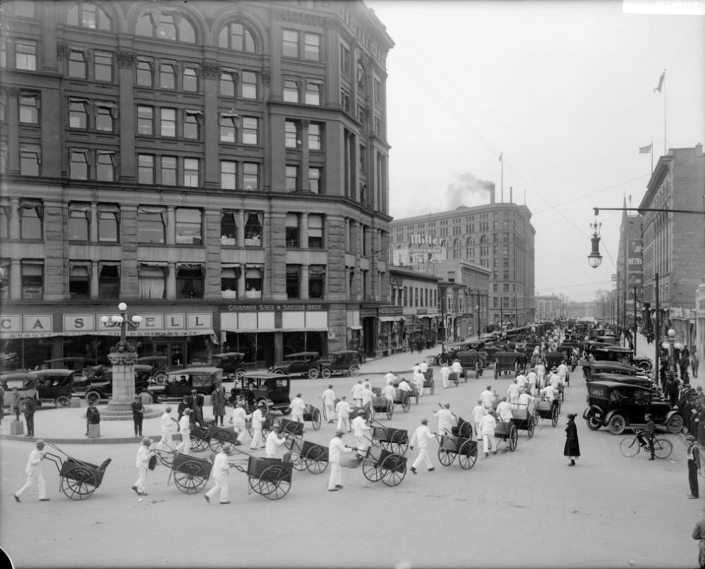 Parade at the intersection of Broadway and 16th (Sixteenth) Streets in Denver, 1905