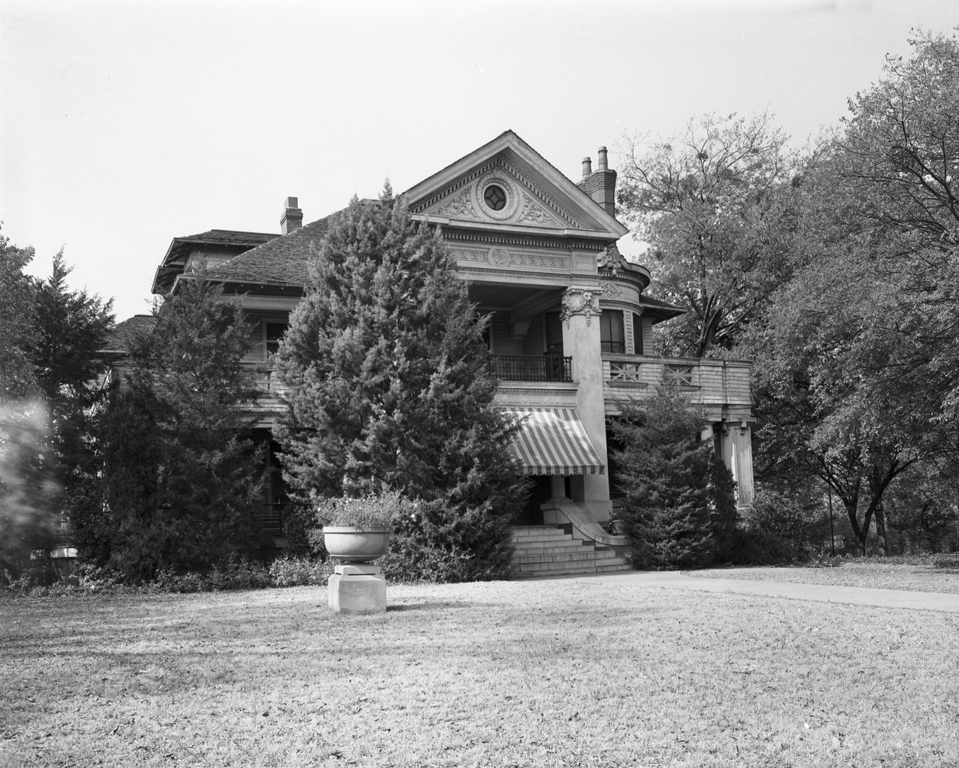 Cass Edwards house at Pennsylvania and Summit, built late 1890s and scheduled to be torn down, 1948