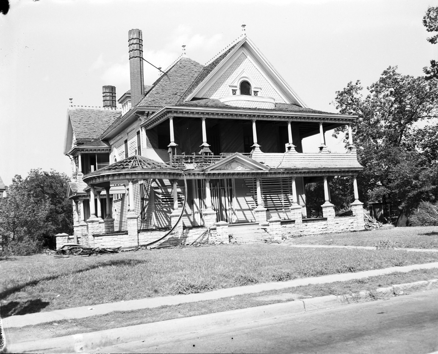 Hyde Jennings house, northeast corner Lancaster and Summit; once a showplace on Fort Worth's Quality Hill, to be moved to lot in Sycamore Heights, 1947