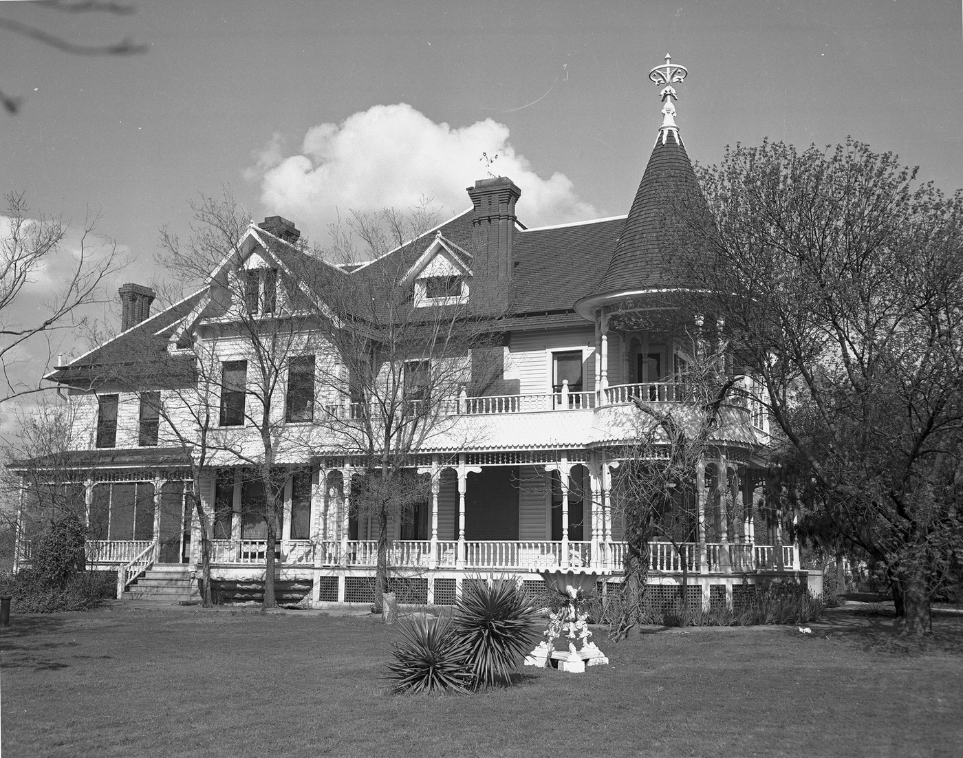 An exterior of Arlington Heights home, Fort Worth, Texas, 1941
