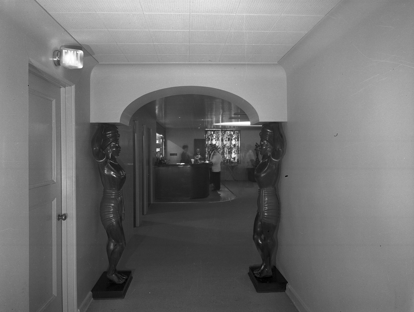 Fort Worth Club remodeling, showing statues in hallway, 1948