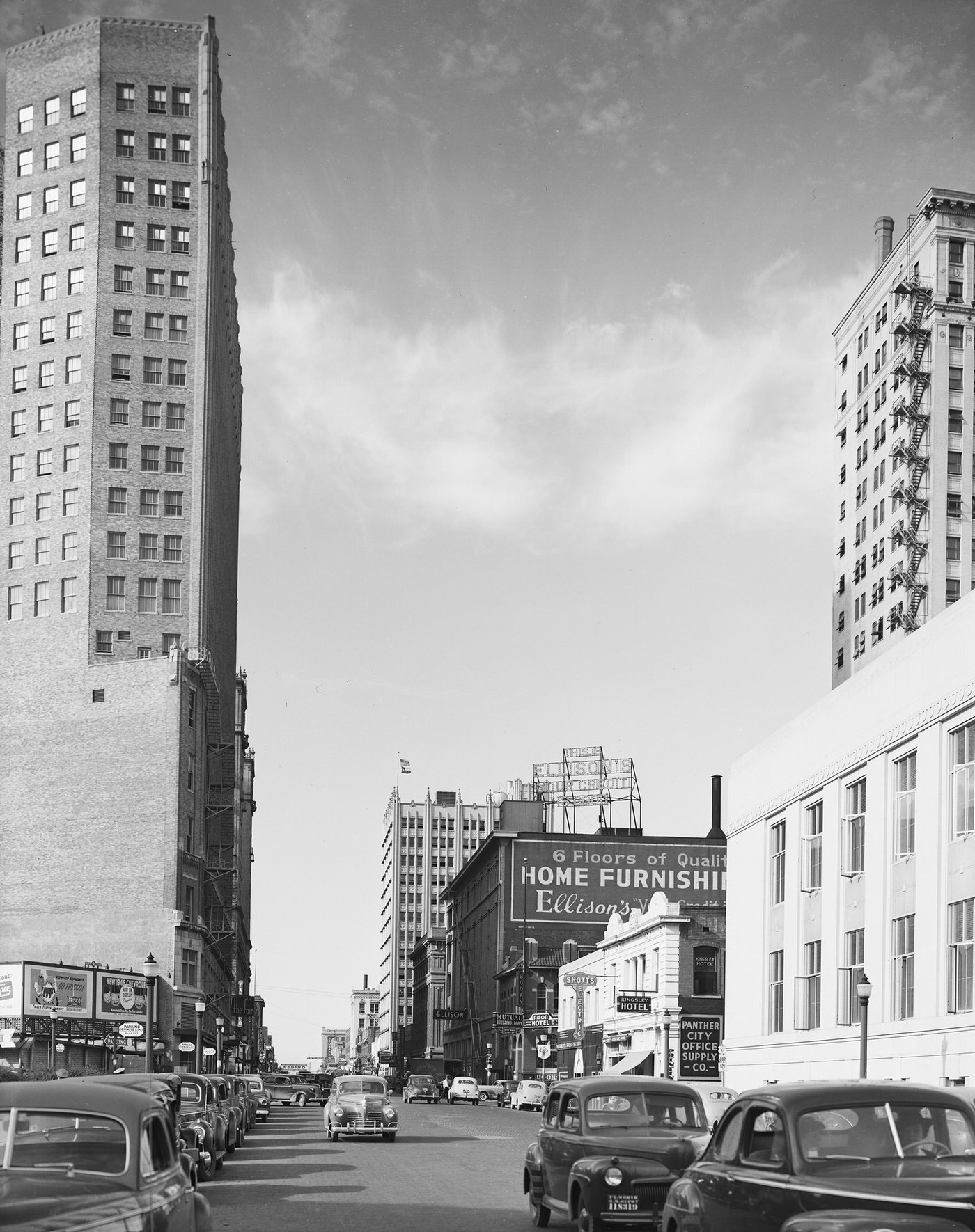 Looking south on Throckmorton Street from 6th Street, 1945