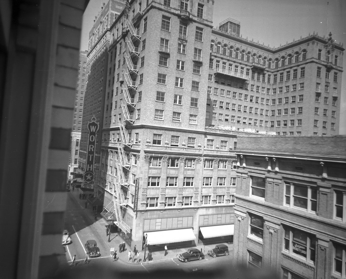 Fort Worth City Club exterior, 7th and Throckmorton Sts., car at traffic light, 1944