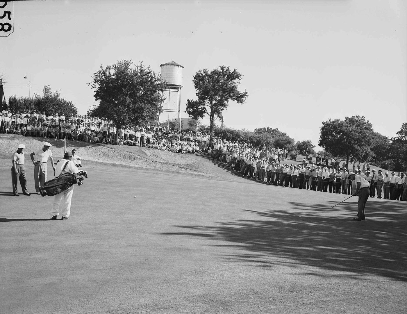 Harry Todd's long putt for birdie stopped short on No. 18 green Saturday as the huge gallery held its breath, 1946