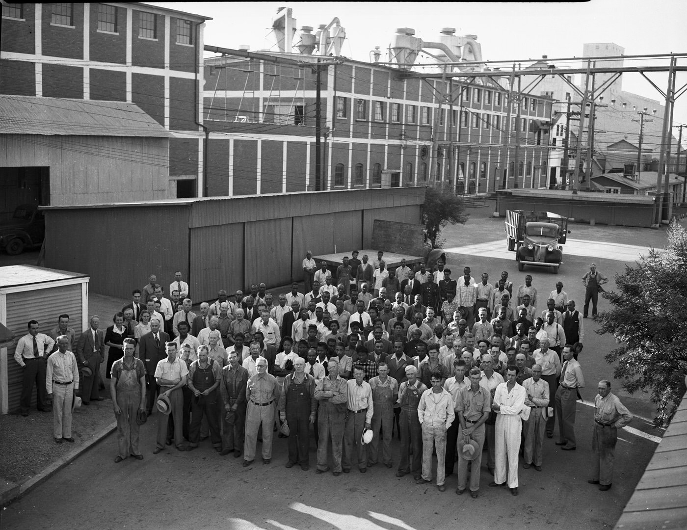 Group picture of employees of Traders Cotton Oil Mill Co., 1943