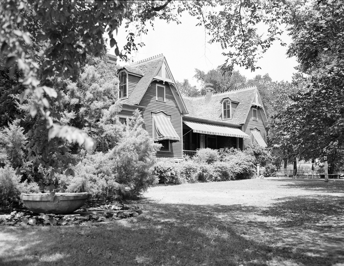 M.M. Barnes home, 1502 Summit Avenue, Fort Worth; bequeathed to city for a park, originally built by George B. Loving ca. 1880; bought by E.G. Harrold, father of Mrs. Barnes, 1947