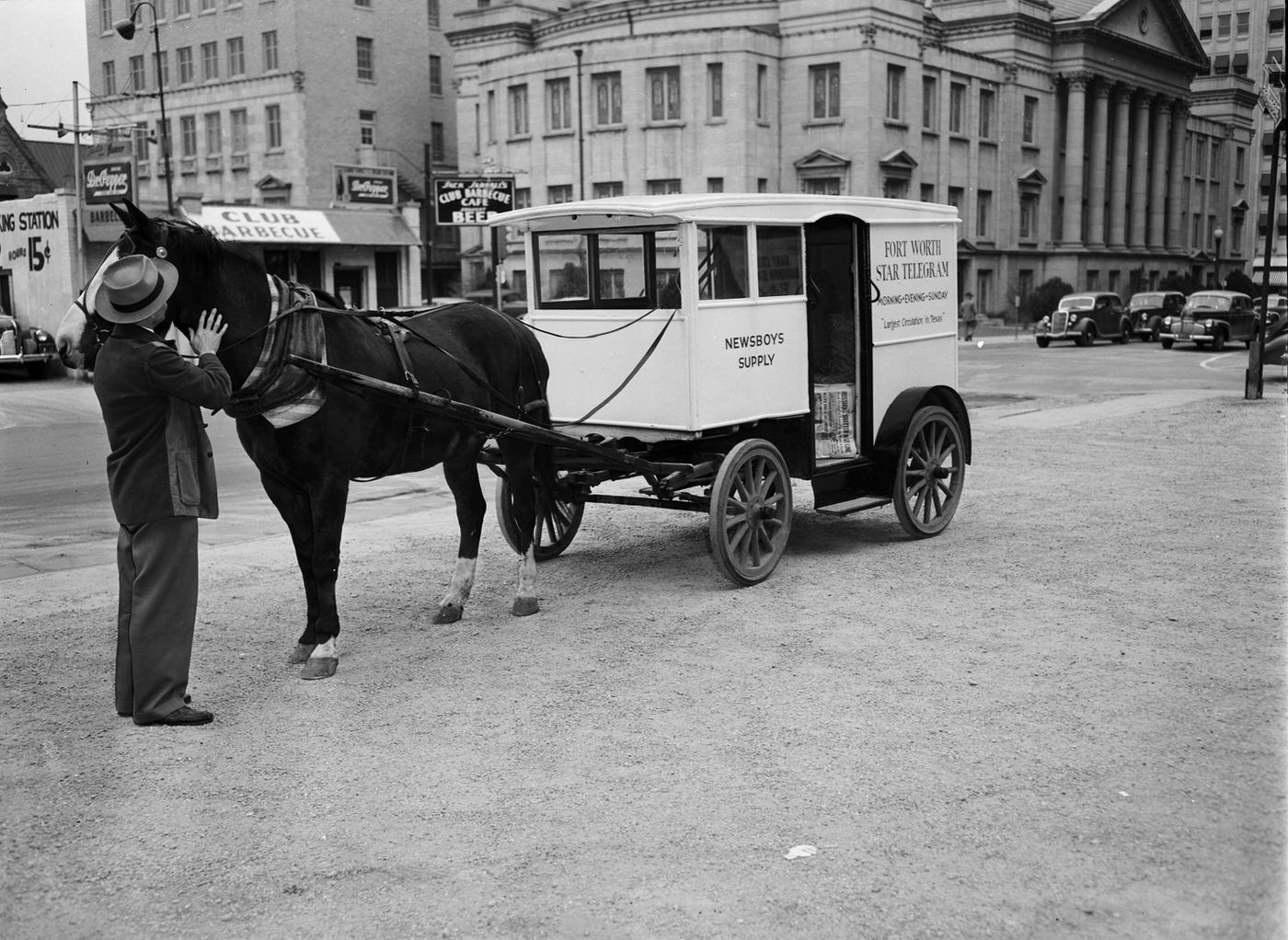 Star-Telegram horse-drawn delivery wagon supplies downtown salesmen, 1942