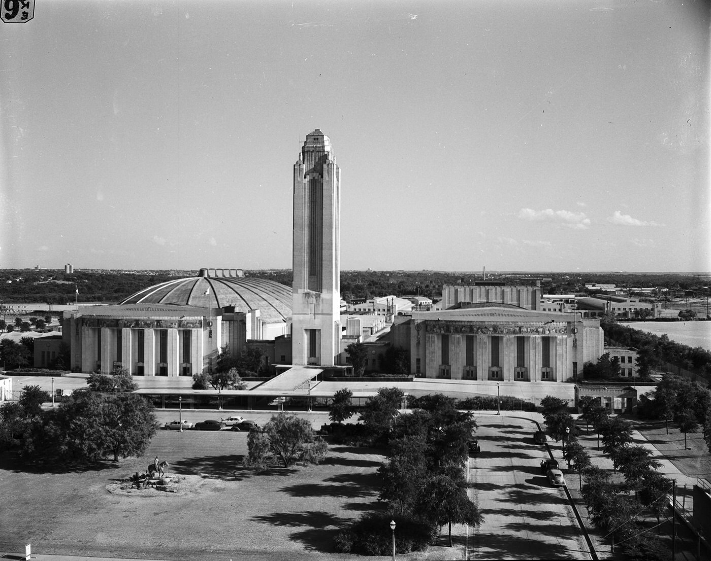 Front view of Will Rogers Memorial complex, 1949