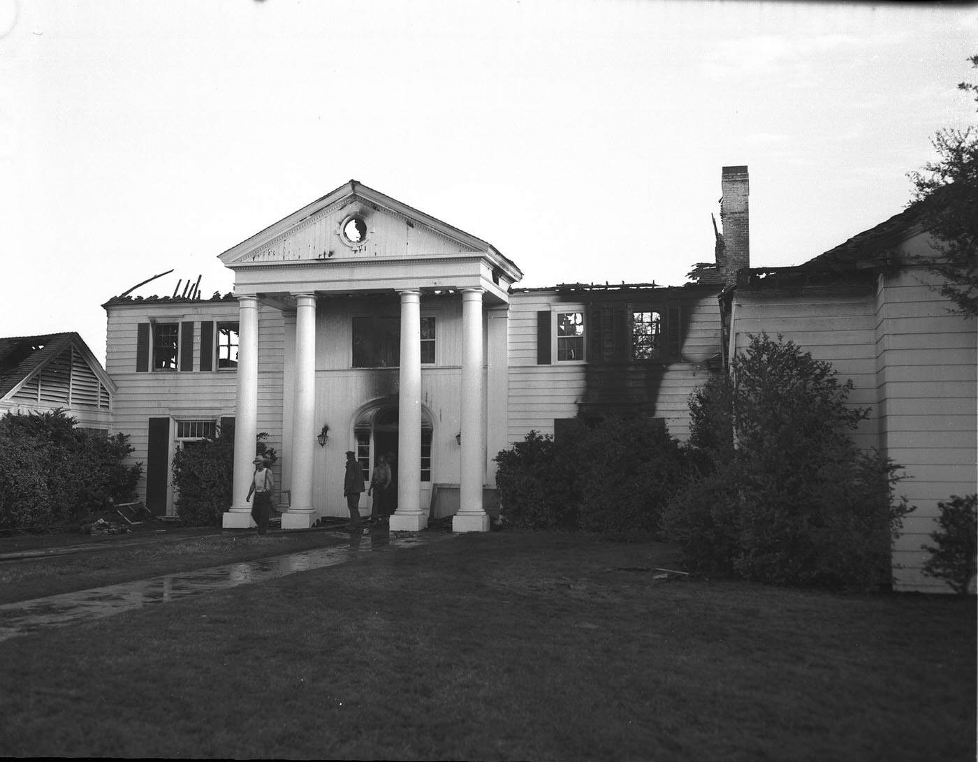 Colonial Country Club clubhouse after being ravaged by fire, 1949