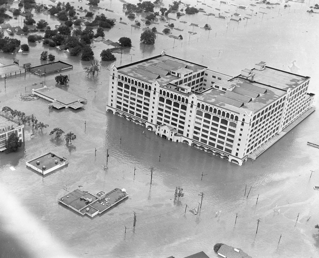 Fort Worth flood of 1949 showing 7th Street under water.