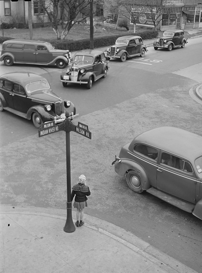 Four o'clock traffic. Norfolk, Virginia, 1941