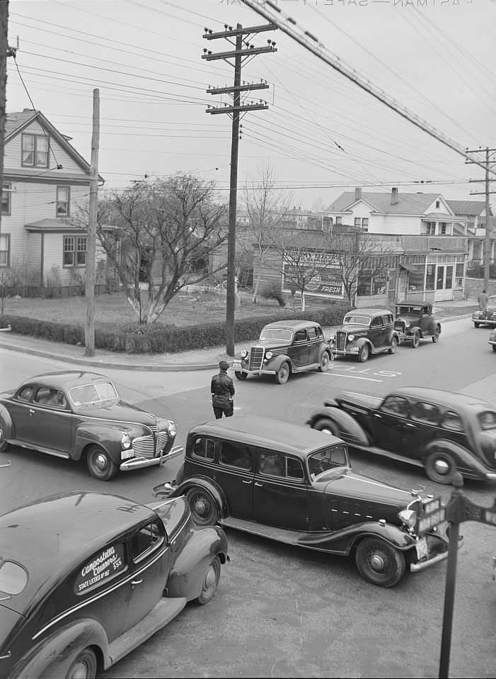 Four o'clock traffic, Norfolk, Virginia, 1941