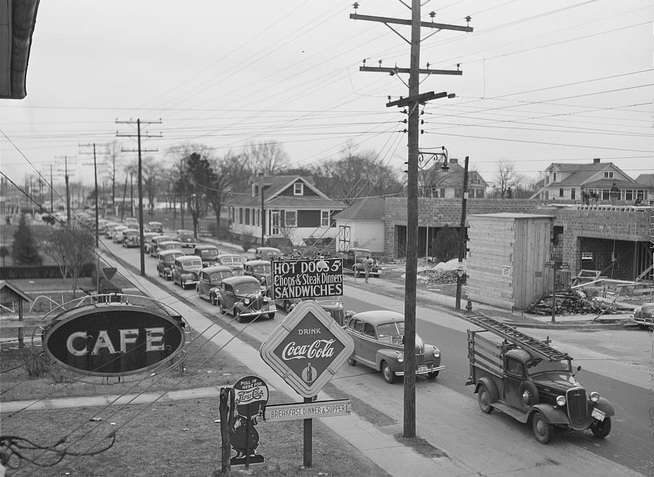 Four o'clock traffic. Norfolk, Virginia, 1941