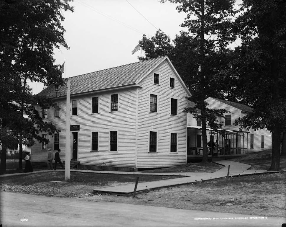 The Vermont building openied in mid-summer 1904. Women in 'Martha Washington' costumes served meals at the building